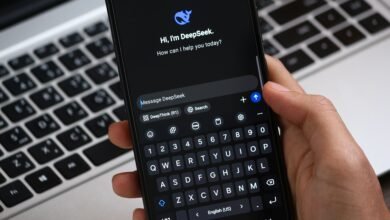 Close-up de mão segurando smartphone com interface de assistente de inteligência artificial