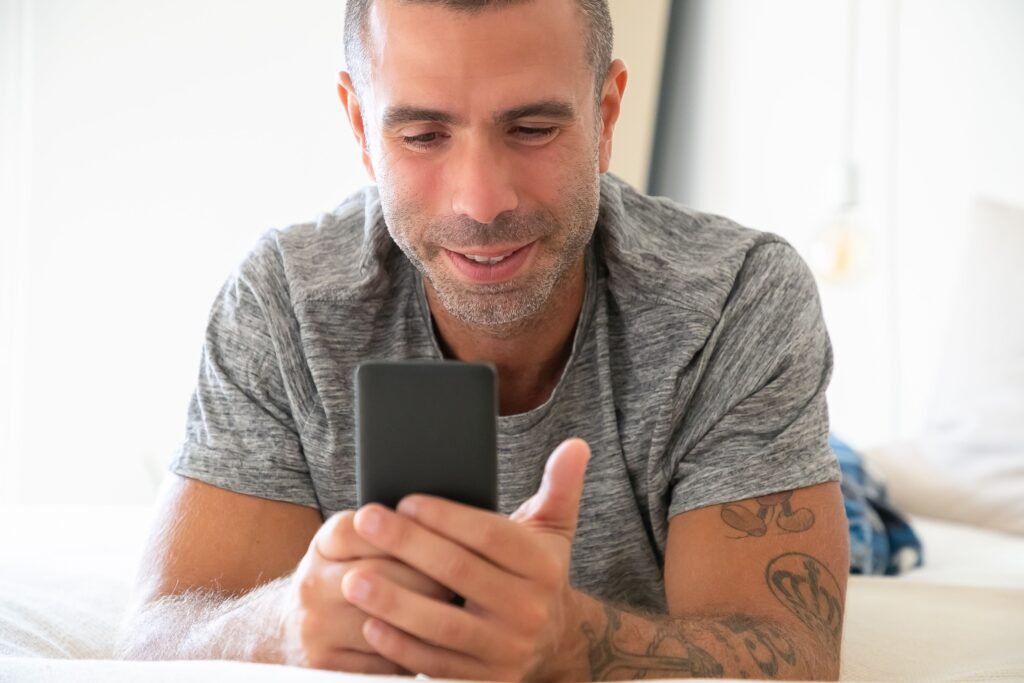 Tinder depois dos 40: homem usando o celular em casa