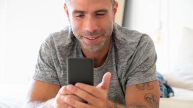 Tinder depois dos 40: homem usando o celular em casa