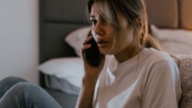 Mulher com expressão de aflição durante ligação telefônica, representando alerta de golpe