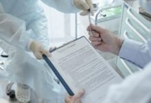 Paciente recebendo documento de profissional de saúde em consultório médico, representando plano de saúde